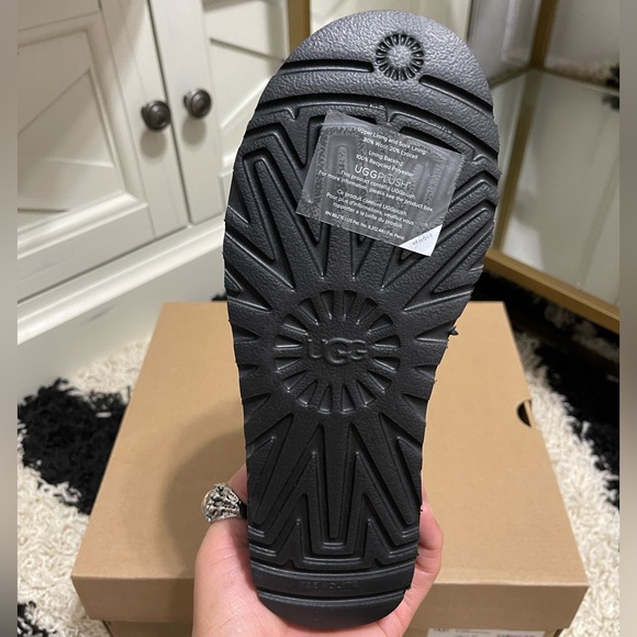 NIB Women’s Size 5 (European Size 36) UGG Classic Short Stud II Winter Boots - Picture 10 of 14